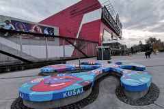 Grupa ZID oslikala cvjetove ispred Arena Centra