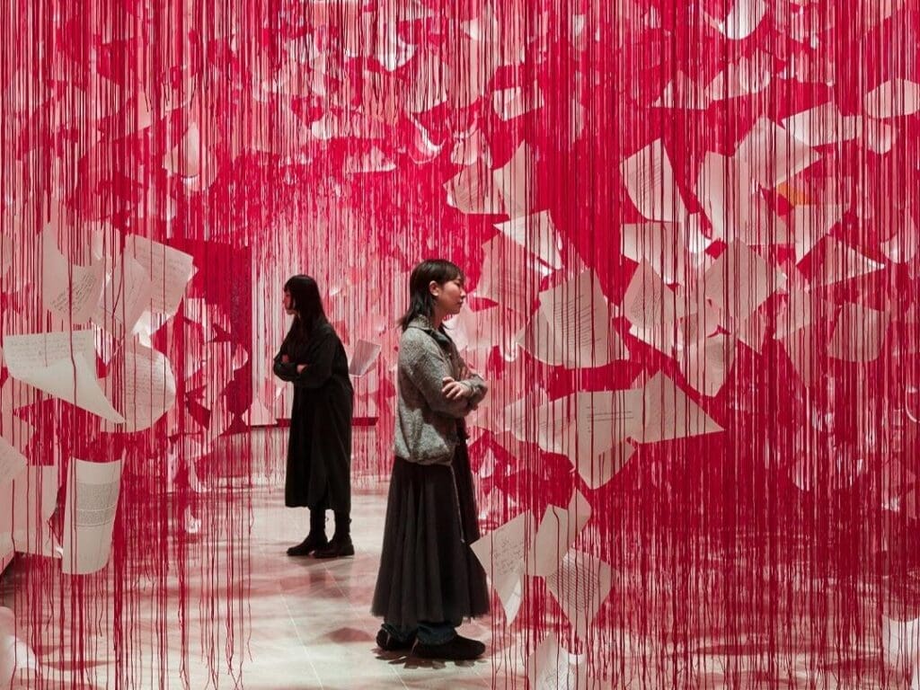 Chiharu Shiota i Yin Xiuzhen u londonskoj Hayward Gallery